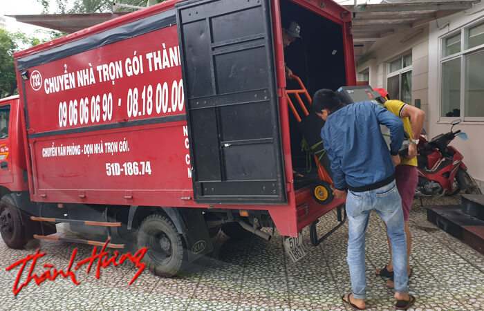 Sử dụng xe tải còn là cách giảm thiểu những nguy hiểm khi lưu thông trên đường phố Việt Nam hiện nay.