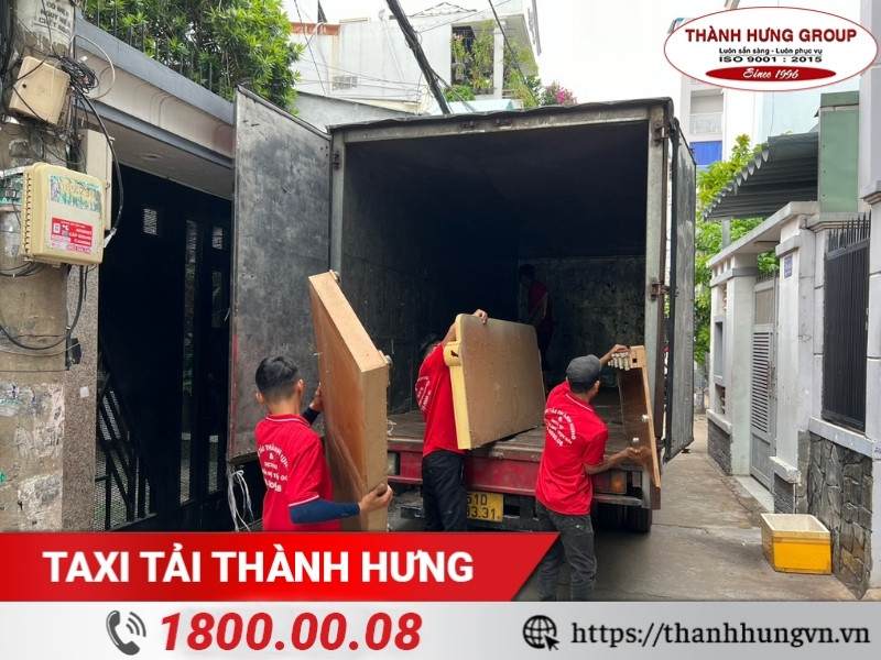 Tiến hành vận chuyển hàng hóa bằng xe tải